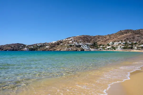 Yunanistan 'ın en güzel plajlarından birinin manzarası, Ios siklades Yunanistan' daki Mylopotas 'ın popüler kumlu plajı