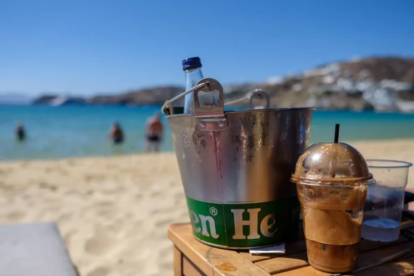 Ios, Yunanistan - 13 Eylül 2023: Yunanistan 'daki Mylopotas plajında, aynı zamanda cafe frappe olarak da bilinen bir Yunan buzlu kahvesine bakmak