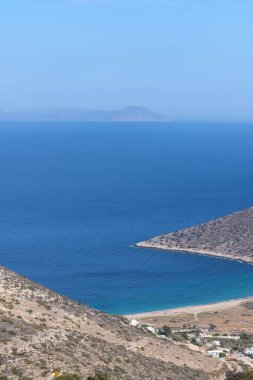 Yunanistan 'ın Ios adasındaki güzel Agia Theodoti plajının panoramik manzarası