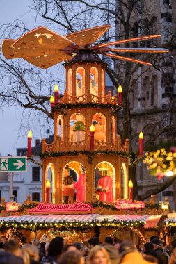 1Bonn, Almanya - 16 Aralık 2023: Süslü bir açık hava barı ve Bonn Almanya 'daki Noel Pazarı' nda yürüyen insanlar 