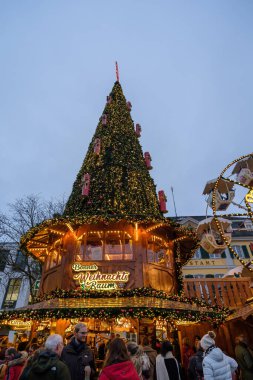 Bonn, Almanya - 16 Aralık 2023: Çeşitli Noel stantları ve Bonn Almanya 'daki Noel Pazarı' nda yürüyen insanlar