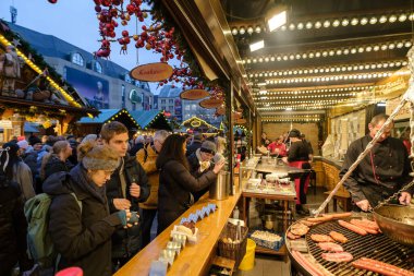 Bonn, Almanya - 16 Aralık 2023: Bonn Almanya 'daki Noel Pazarı' nda çeşitli Alman sosisleri ve biftekleri satan dev bir barbekü büfesinin görüntüsü
