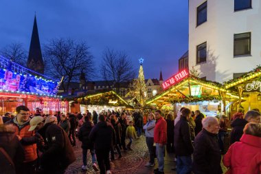 Bonn, Almanya - 16 Aralık 2023: Bonn Almanya 'daki geleneksel ve pitoresk Noel Pazarı' nda insanlar yürüyor