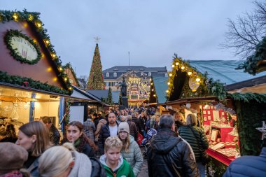 Bonn, Almanya - 16 Aralık 2023: Bonn Almanya 'daki geleneksel ve pitoresk Noel Pazarı' nda insanlar yürüyor