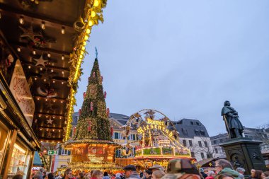 Bonn, Almanya - 16 Aralık 2023: Bonn Almanya 'daki geleneksel ve pitoresk Noel Pazarı' nda insanlar yürüyor