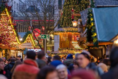 Bonn, Almanya - 16 Aralık 2023: Bonn Almanya 'daki geleneksel ve pitoresk Noel Pazarı' nda insanlar yürüyor