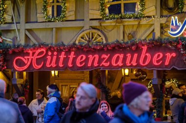 Bonn, Almanya - 16 Aralık 2023: Bonn Almanya 'daki geleneksel ve pitoresk Noel Pazarı' nda insanlar yürüyor