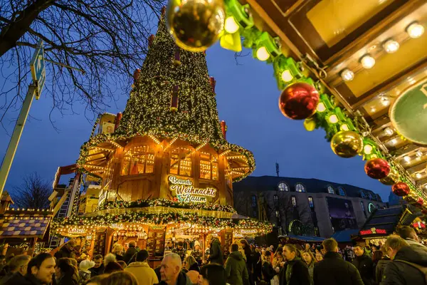Bonn, Almanya - 16 Aralık 2023: Çeşitli Noel stantları ve Bonn Almanya 'daki Noel Pazarı' nda yürüyen insanlar