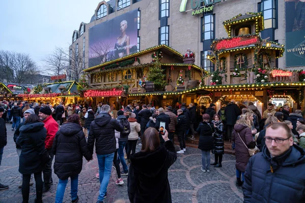 Bonn, Almanya - 16 Aralık 2023: Bonn Almanya 'daki geleneksel ve pitoresk Noel Pazarı' nda insanlar yürüyor