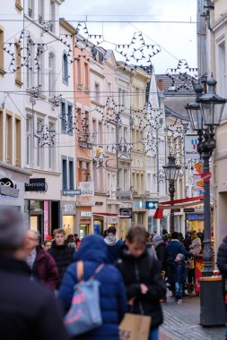 Bonn, Almanya - 21 Aralık 2023: Noel 'den hemen önce Bonn Almanya' nın pitoresk yaya merkezinde son dakika alışverişi yapan insanların görüntüsü