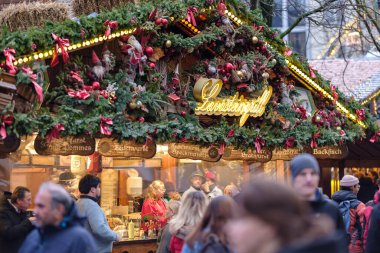 Bonn, Almanya - 23 Aralık 2023: İnsanlar Bonn Almanya 'nın merkezindeki güzel Noel Pazarı' nda içki ve yemekten keyif alıyorlar