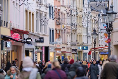 Bonn, Almanya - 21 Aralık 2023: Noel 'den hemen önce Bonn Almanya' nın pitoresk yaya merkezinde son dakika alışverişi yapan insanların görüntüsü