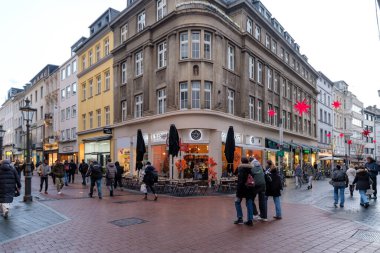 Bonn, Almanya - 21 Aralık 2023: Bonn Almanya 'nın pitoresk yaya merkezinde Friedrichstrasse ve Bonngasse' de yürüyen insanların görüntüsü
