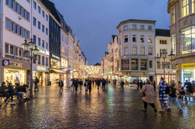 Bonn, Almanya - 21 Aralık 2023: Noel 'den hemen önce Bonn Almanya' nın pitoresk yaya merkezinde son dakika alışverişi yapan insanların görüntüsü