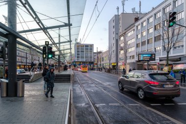Bonn, Almanya - 21 Aralık 2023: Bertha-von-Suttner-Platz, Bonn Almanya 'sındaki otomobil, tramvay ve otobüsler için merkezi meydanlardan biri.