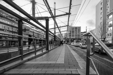 Bonn, Almanya - 21 Aralık 2023: Bertha-von-Suttner-Platz, Bonn Almanya 'sındaki otomobil, tramvay ve otobüsler için merkezi meydanlardan biri.