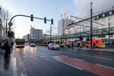 Bonn, Almanya - 21 Aralık 2023: Bertha-von-Suttner-Platz, Bonn Almanya 'sındaki otomobil, tramvay ve otobüsler için merkezi meydanlardan biri.