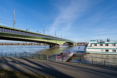 Bonn, Almanya - 17 Aralık 2023: Kennedy Köprüsü 'nün panoramik manzarası ve Bonn Almanya' daki Ren nehri