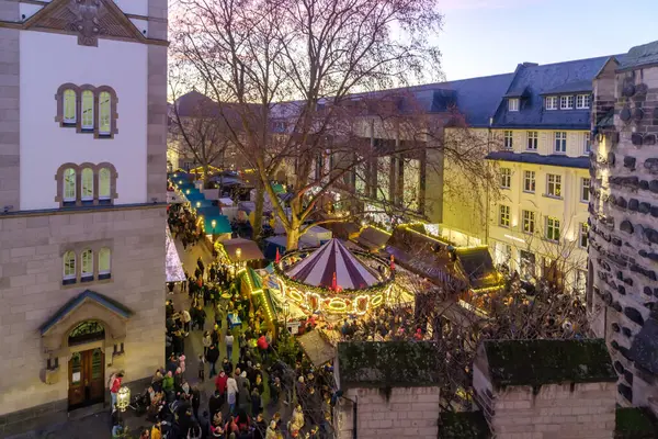 Bonn, Almanya - 23 Aralık 2023: Bonn Almanya 'daki Noel pazarında Glhwein satan aydınlık ve kalabalık bir Noel barına bakmak