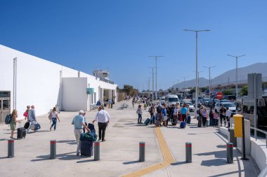 Santorini, Yunanistan - 19 Eylül 2023: Santorini Yunanistan 'ın yoğun havaalanının panoramik manzarası