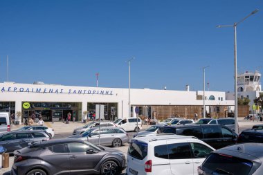 Santorini, Yunanistan - 19 Eylül 2023: Santorini Yunanistan 'ın yoğun havaalanının panoramik manzarası