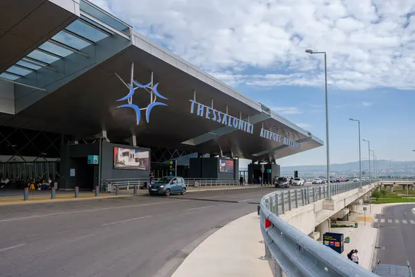 Selanik, Yunanistan - 26 Eylül 2023: Uluslararası Selanik Makedonya havaalanının ana girişinin görüntüsü
