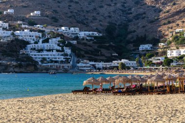 Ios, Yunanistan - 14 Eylül 2023: Ios siklades Yunanistan 'daki Mylopotas' ın popüler ve güzel kumlu plajının panoramik manzarası