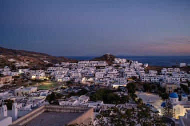 Gün batımında Yunanistan 'ın beyazlatılmış rüya adasının panoramik manzarası