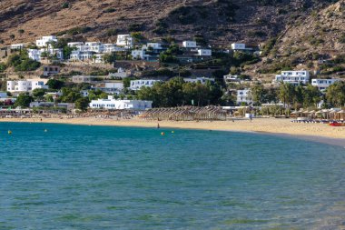 Ios, Yunanistan - 14 Eylül 2023: Ios siklades Yunanistan 'daki Mylopotas' ın popüler ve güzel kumlu plajının panoramik manzarası