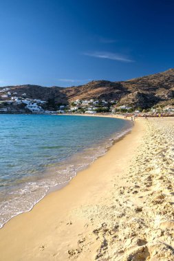 Ios, Yunanistan - 14 Eylül 2023: Ios siklades Yunanistan 'daki Mylopotas' ın popüler ve güzel kumlu plajının panoramik manzarası