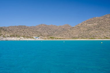 Yunanistan 'daki Magganari' nin büyüleyici turkuaz plajının panoramik manzarası