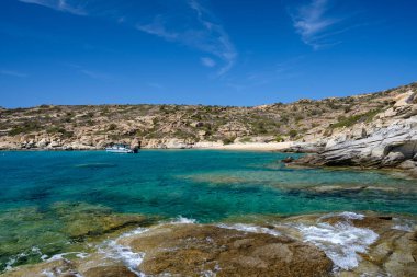 Ios, Yunanistan - 15 Eylül 2023: Pikri Nero 'nun en muhteşem turkuaz ve kumlu plajı, Yunanistan' ın Ios adasında güzel bir günde