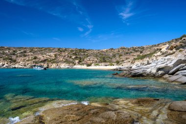 Ios, Yunanistan - 15 Eylül 2023: Pikri Nero 'nun en muhteşem turkuaz ve kumlu plajı, Yunanistan' ın Ios adasında güzel bir günde