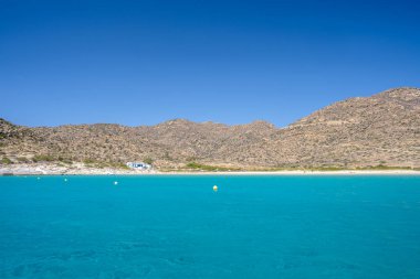 Yunanistan 'daki Magganari' nin büyüleyici turkuaz plajının panoramik manzarası