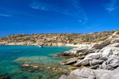 Ios, Yunanistan - 15 Eylül 2023: Pikri Nero 'nun en muhteşem turkuaz ve kumlu plajı, Yunanistan' ın Ios adasında güzel bir günde