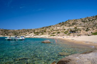 Ios, Yunanistan - 15 Eylül 2023: Pikri Nero 'nun en muhteşem turkuaz ve kumlu plajı, Yunanistan' ın Ios adasında güzel bir günde