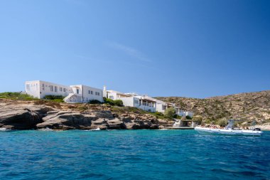 Ios, Yunanistan - 15 Eylül 2023: Yunanistan 'daki Magganari plajı yakınlarında güzel bir beyazlatılmış villa manzarası