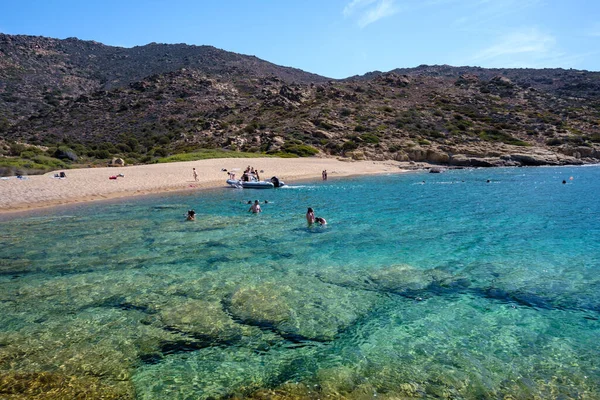 Ios, Yunanistan - 15 Eylül 2023: Sürat tekneleriyle gelen ve Yunanistan 'ın en muhteşem turkuaz plajlarından biri olan Pikri Nero' nun keyfini çıkaran turistleri görmek