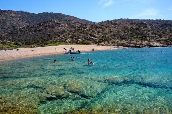 Ios Griechenland September 2023 Blick Auf Touristen Die Mit Schnellbooten lizenzfreie Stockfotos