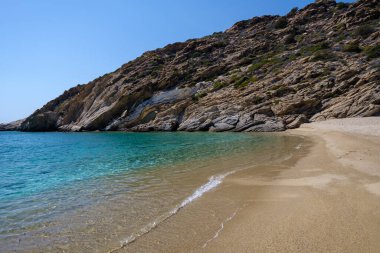 Yunanistan 'ın Ios adasında güzel bir günde, Tripiti' nin en muhteşem turkuaz plajının manzarası.