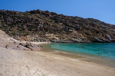 Ios, Yunanistan - 15 Eylül 2023: Sürat tekneleriyle gelen turistlerin Yunanistan 'ın en şaşırtıcı turkuaz plajlarından birini, Yunanistan' ın Ios adasındaki Tripiti plajını seyretmek