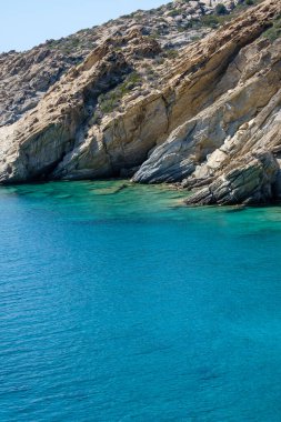 Yunanistan 'ın Ios adasında güzel bir günde, Tripiti' nin en muhteşem turkuaz plajının manzarası.