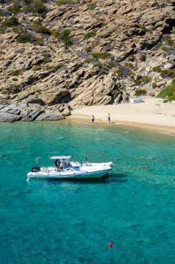 Ios, Yunanistan - 15 Eylül 2023: Yunanistan 'daki Trablus adasındaki nefes kesen turkuaz plajda sürat tekneleri gezisi manzarası