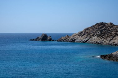 Yunanistan 'daki Tripiti plajı yakınlarındaki çeşitli uçurum ve kayalıkların manzarası
