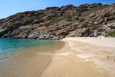 İnanılmaz şeffaf ve şeffaf turkuaz sular Ios siklades Yunanistan 'ın güzel Tripiti plajında