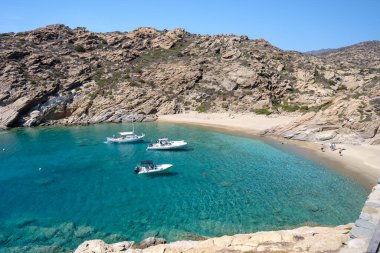 Ios, Yunanistan - 15 Eylül 2023: Yunanistan 'daki Trablus adasındaki nefes kesen turkuaz plajda sürat tekneleri gezisi manzarası