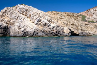 Yunanistan 'ın Ios adasında şnorkelle yüzmek için gizli bir yer olan Neverbay Kayalıkları manzarası