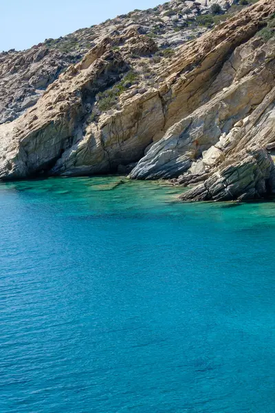 Yunanistan 'ın Ios adasında güzel bir günde, Tripiti' nin en muhteşem turkuaz plajının manzarası.