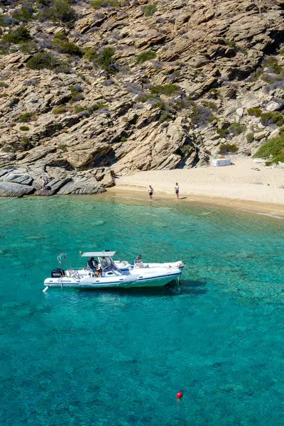 Ios, Yunanistan - 15 Eylül 2023: Yunanistan 'daki Trablus adasındaki nefes kesen turkuaz plajda sürat tekneleri gezisi manzarası