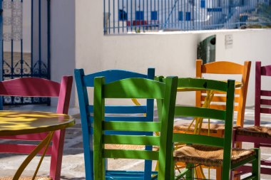 Ios Yunanistan 'daki renkli bir barda renkli sandalye ve masaların manzarası